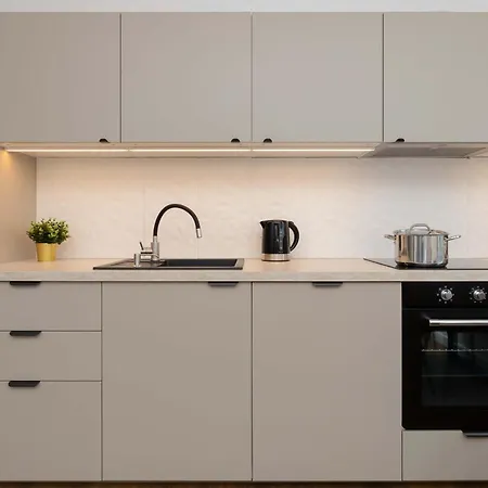 Family In With Parking And Playground By Renters Apartment *