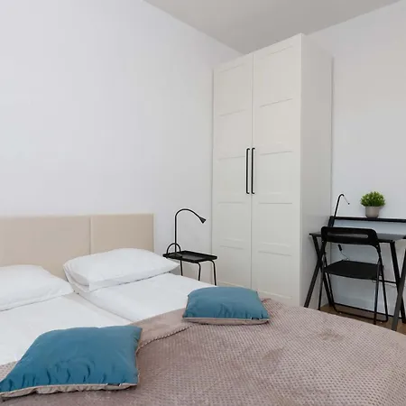 Family In With Parking And Playground By Renters Γκντίνια